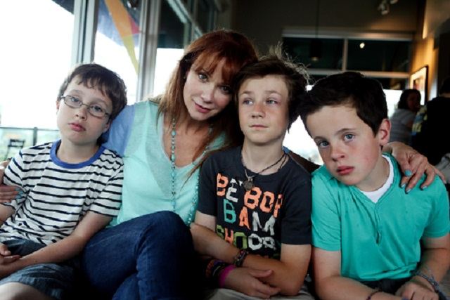 Lauren Holly with her Children
