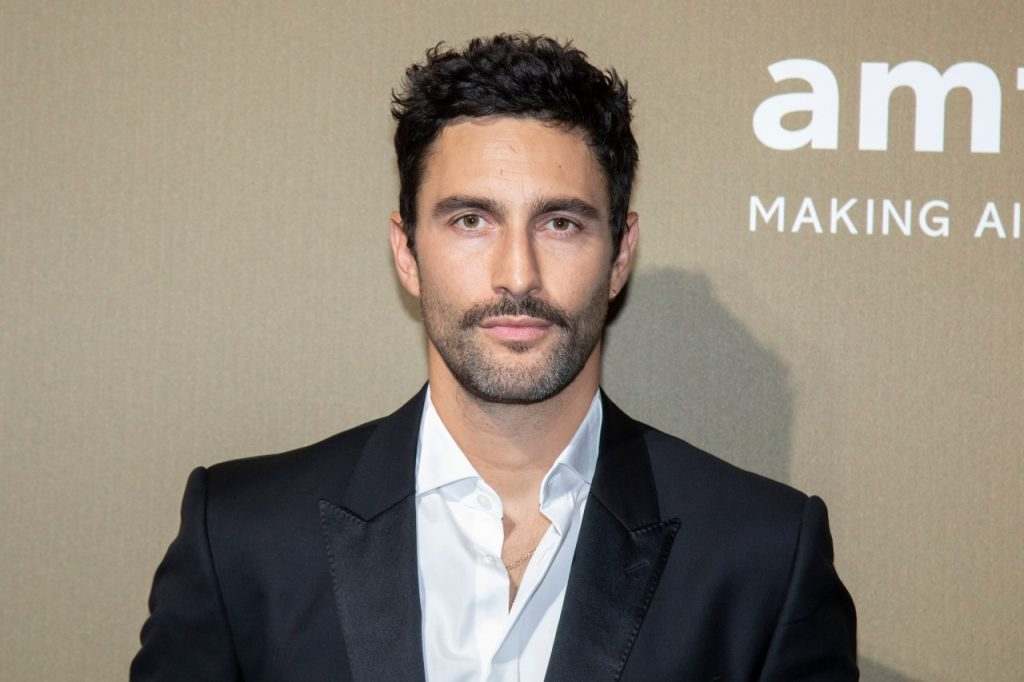 Noah Mills plays on differents movies and TV shows